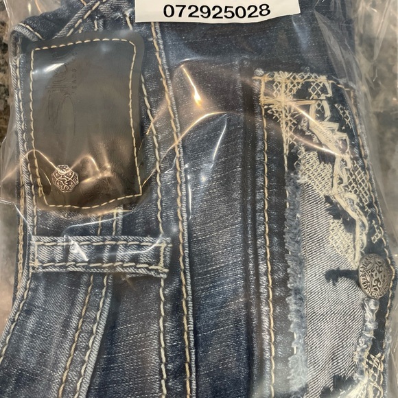 Silver Suki High Capri Fluid Denim Jeans W/Embroidered Back Pockets 30Wx23L EUC# - Picture 9 of 9